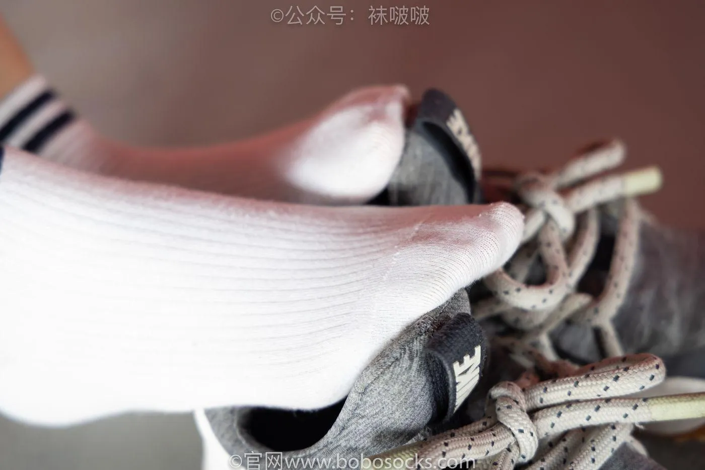 [BoBoSocks袜啵啵]NO.018 木木-运动鞋、白棉袜、裸足 [136P]插图2